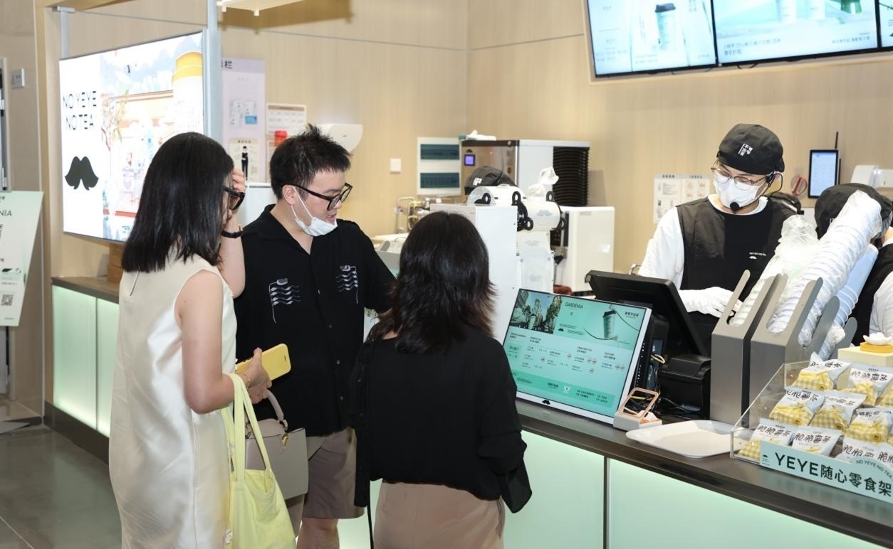 “爺爺不泡茶”奶茶品牌店。人民網(wǎng) 王戰(zhàn)雄攝