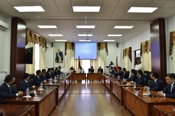 當?shù)貢r間8月20日，圭亞那總統(tǒng)伊爾凡·阿里在圭亞那首都喬治敦鐘阿瑟會議中心會見了即將離任的中國（江蘇）第19期援圭亞那醫(yī)療隊。 中國（江蘇）第19期援圭亞那醫(yī)療隊供圖