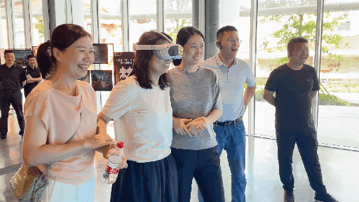 研學(xué)團(tuán)成員正在用VR眼鏡體驗(yàn)。人民網(wǎng) 王戰(zhàn)雄攝