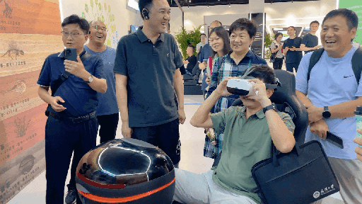 研學(xué)團(tuán)成員正在用VR眼鏡體驗(yàn)。人民網(wǎng) 王戰(zhàn)雄攝