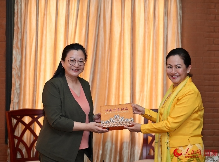 馬珈大使向岱岱楷部長(zhǎng)贈(zèng)送中國(guó)特色紀(jì)念品。人民網(wǎng)記者 謝佳君攝