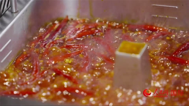 成都麻辣火鍋。人民網(wǎng)記者 張榮攝