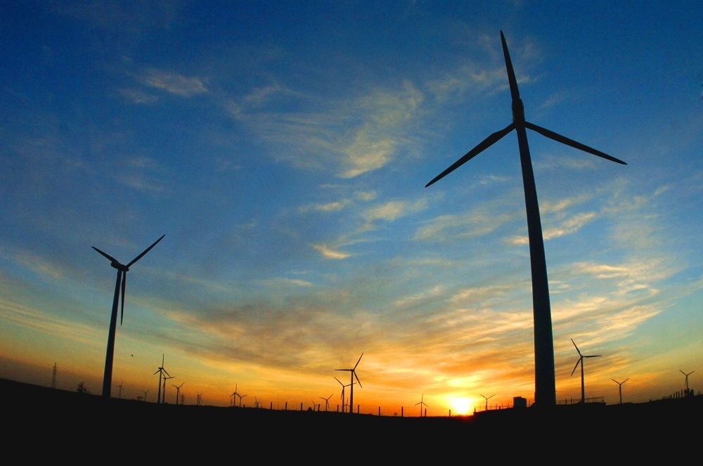 2005年，吉林省白城市通榆縣境內(nèi)幾十部風(fēng)力發(fā)電機(jī)組在工作。新華社發(fā)