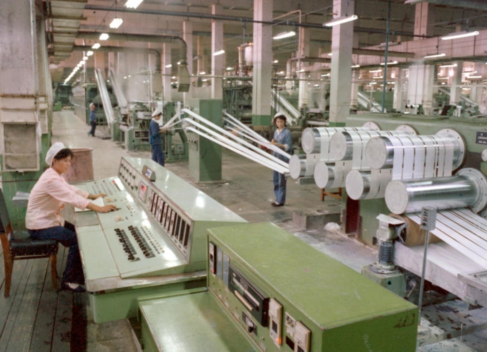 1981年，東北遼陽石油化學(xué)纖維廠抽絲車間一角。新華社發(fā)
