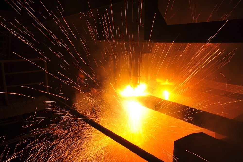 2015年3月10日，東北特鋼集團(tuán)大連基地生產(chǎn)的合金鋼連鑄坯進(jìn)行定尺切割。新華社發(fā)