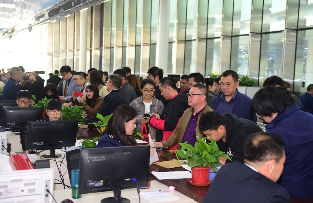2017年4月10日，中國（遼寧）自由貿(mào)易試驗(yàn)區(qū)沈陽片區(qū)揭牌當(dāng)日，眾多企業(yè)咨詢注冊。新華社記者楊青攝