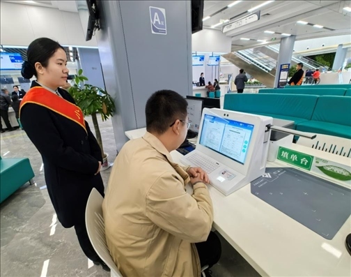 市民用電子范例填單臺錄入信息。人民網(wǎng)記者 周雯攝