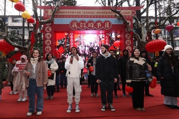 “熊貓叨叨”團(tuán)隊(duì)參加上海四平社區(qū)“元宵行街會(huì)”。