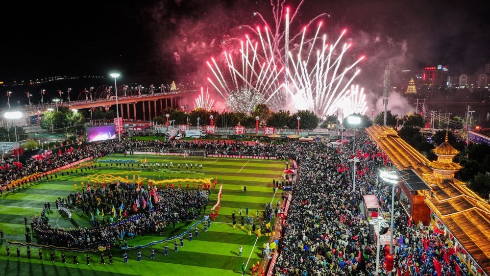 2024全國“村晚”示范展示活動暨貴州“村超村晚”舉行音樂煙花秀表演（無人機照片，2024年2月3日攝）。新華社記者 劉續(xù) 攝