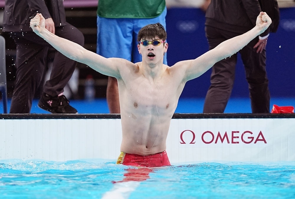 中國選手潘展樂在巴黎奧運會游泳男子100米自由泳決賽后慶祝奪冠及打破世界紀(jì)錄（2024年7月31日攝）。新華社記者 杜宇 攝