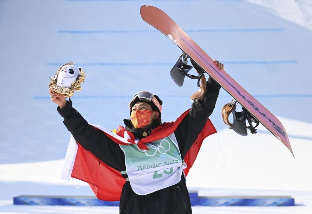 蘇翊鳴在北京2022年冬奧會單板滑雪男子大跳臺決賽奪冠后慶祝（2022年2月15日攝）。新華社記者 黃宗治 攝