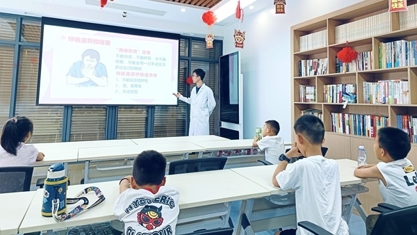 西安交通大學(xué)“筑夢醫(yī)心·護佑三農(nóng)”實踐團開展健康科普。校方供圖