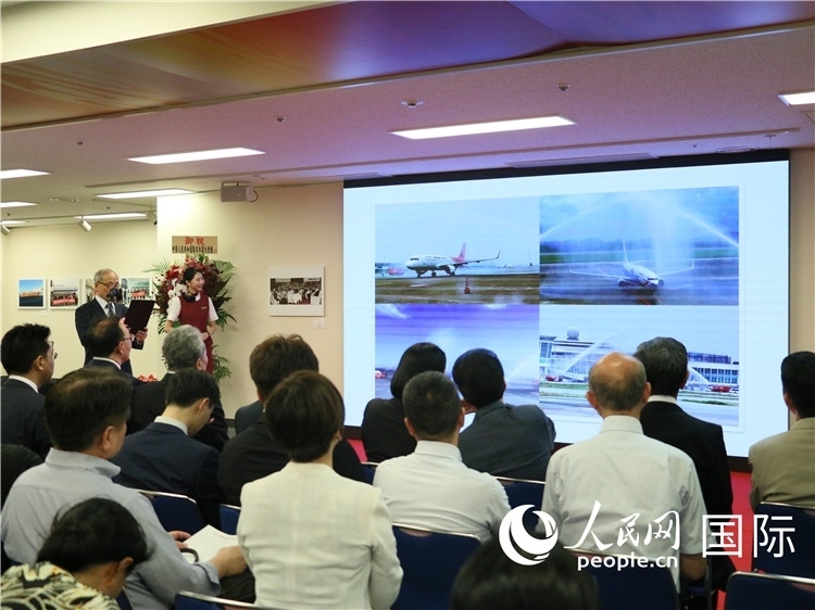 世界華人攝影聯(lián)盟副主席馮學(xué)敏現(xiàn)場(chǎng)點(diǎn)評(píng)。人民網(wǎng) 許可攝