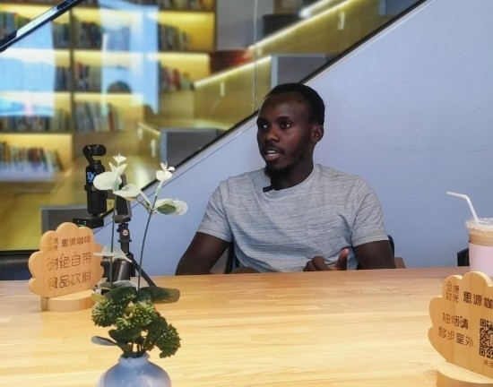 來自肯尼亞的北京交通大學留學生卡里烏在北京接受采訪（8月10日攝）。新華社記者 王小鵬 攝