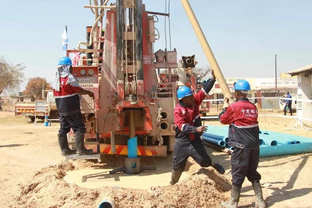 7月22日，工人在津巴布韋東馬紹納蘭省舉行的中國援津巴布韋300口水井項(xiàng)目開工儀式上鉆井。新華社發(fā)