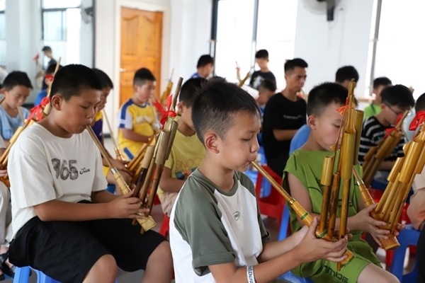 孩子們在學吹蘆笙。融水縣文化館供圖