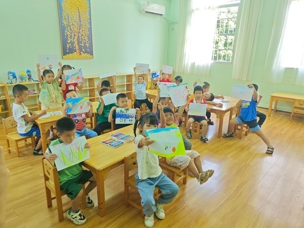 孩子們在公益托管班上畫畫課。莫菲菲攝