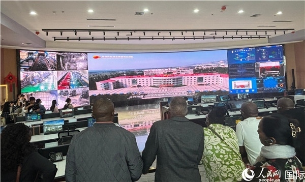 研討班一行在塔山煤礦參觀。人民網(wǎng) 曹欣悅攝