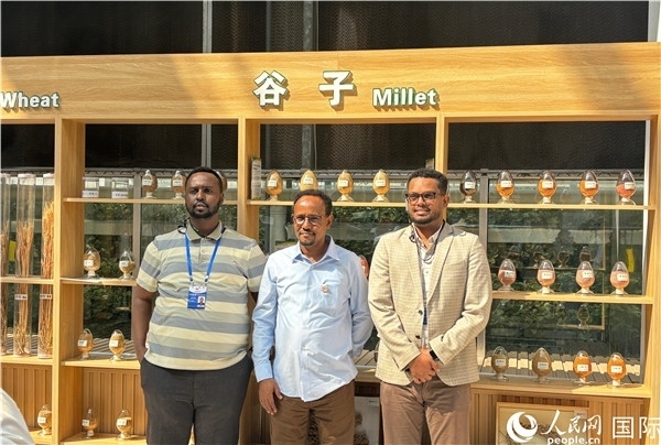 研討班成員在聽取講解后合影留念。人民網(wǎng) 曹欣悅攝