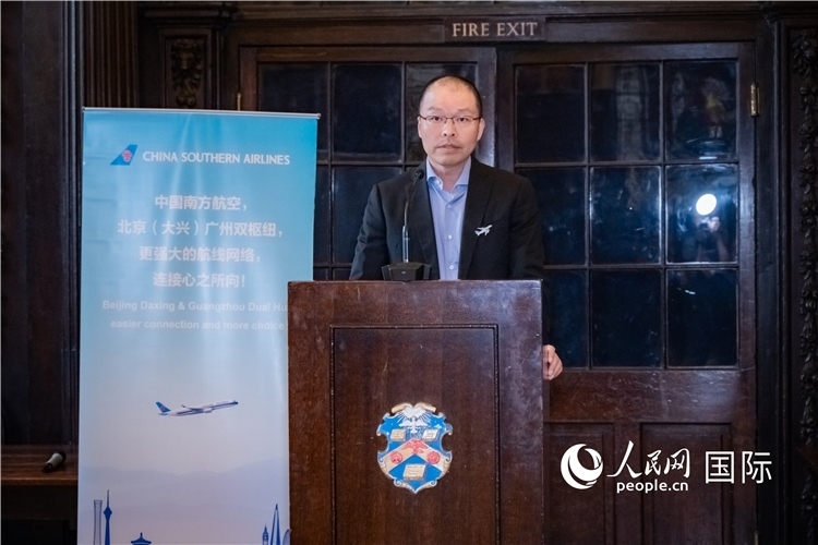 圖為中國南方航空倫敦營業(yè)部總經(jīng)理陳珂致辭。人民網(wǎng) 郭錦標攝