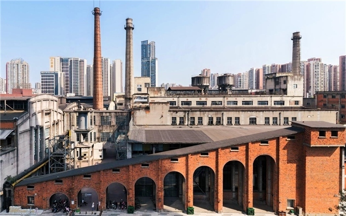 在原成都國營紅光電子管廠舊址上改建而成的東郊記憶園區(qū)南大門。大門既保留了老工業(yè)區(qū)的風(fēng)貌，又融入了現(xiàn)代審美和創(chuàng)意，成為了園區(qū)一大亮點(diǎn)。資料圖片