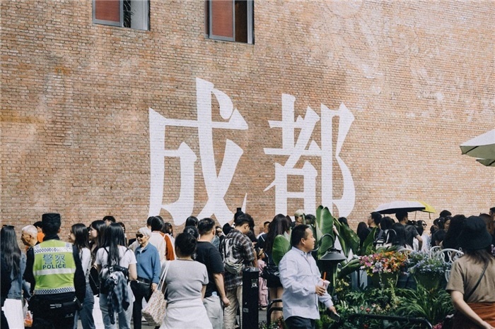 東郊記憶園區(qū)“成都墻”以巨大的“成都”字樣和獨(dú)特的藝術(shù)設(shè)計(jì)成為園區(qū)的網(wǎng)紅打卡地，吸引了眾多游客和市民前來參觀。資料圖片