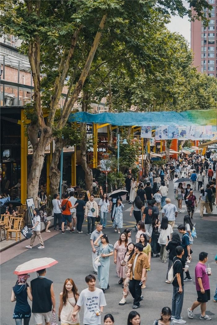 北街美食區(qū)是東郊記憶園區(qū)集美食、文化與休閑于一體的特色區(qū)域，為游客和當(dāng)?shù)鼐用裉峁┝素S富多樣的餐飲選擇。資料圖片