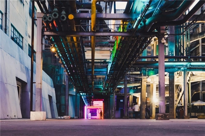 東郊記憶園區(qū)工業(yè)橫街完整地保留了園區(qū)的工業(yè)元素，如工業(yè)煙囪、動(dòng)力管廊架和水塔等，形成了園區(qū)獨(dú)特的工業(yè)風(fēng)景線。資料圖片