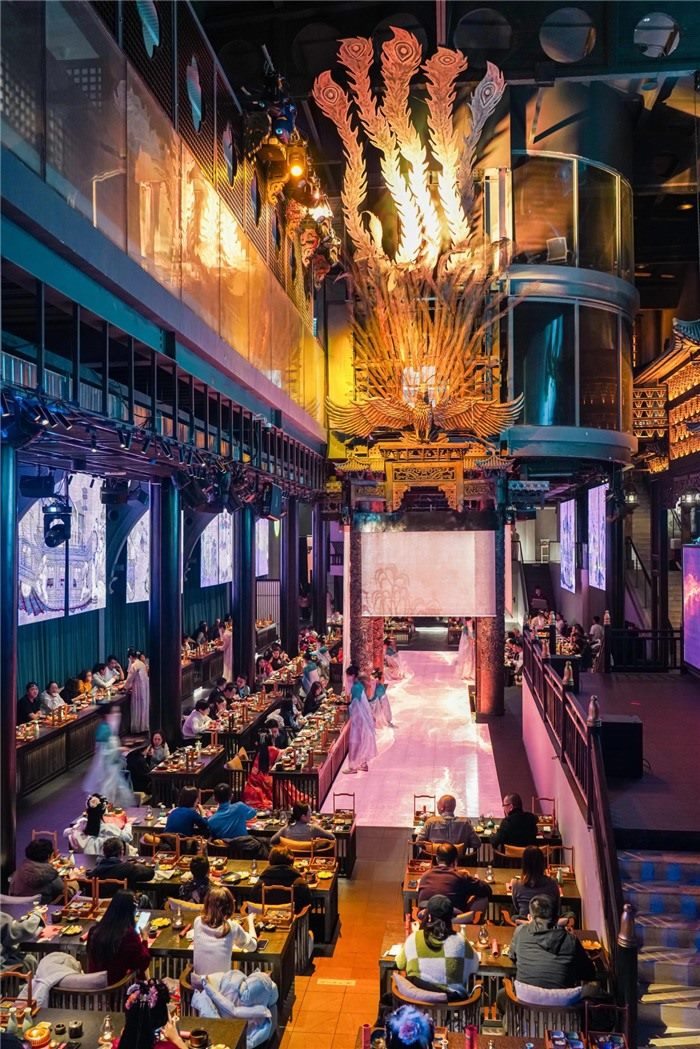 東郊記憶園區(qū)內(nèi)以蜀地文化為創(chuàng)作背景，溯源中國傳統(tǒng)宴飲儀禮打造的全景沉浸式漢文化主題餐秀。成都傳媒集團(tuán)供圖