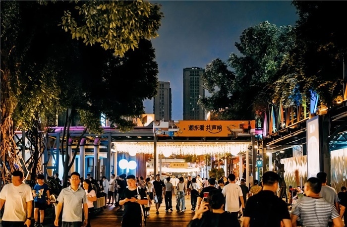 夜幕下的東郊記憶園區(qū)人流如織，熱度不減。資料圖片