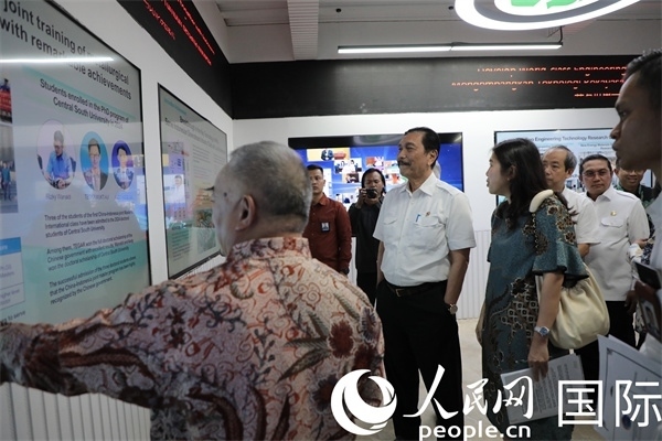 印尼對華合作牽頭人、統(tǒng)籌部長盧胡特（中）參觀中國—印尼新能源材料與冶金工程技術(shù)聯(lián)合研究實(shí)驗(yàn)室。人民網(wǎng)記者曹師韻攝