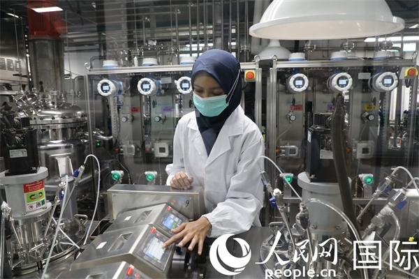 中國—印尼新能源材料與冶金工程技術(shù)聯(lián)合研究實(shí)驗(yàn)室內(nèi)，研究人員正在工作。人民網(wǎng)記者曹師韻攝