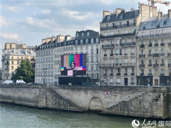 奧運(yùn)會(huì)開幕式，安置在塞納河兩岸的大屏幕。人民網(wǎng)記者 何蒨攝