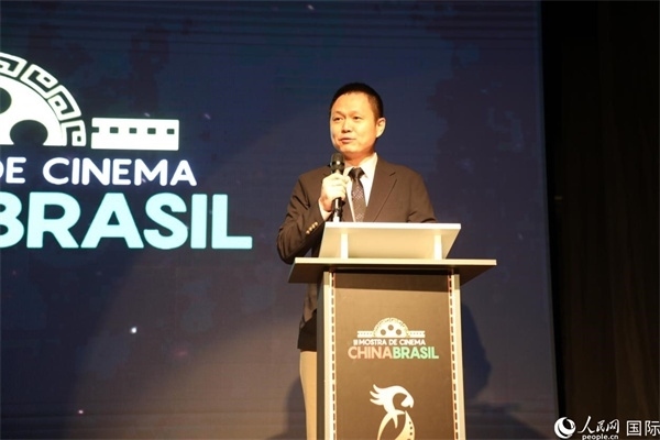 當(dāng)?shù)貢r間8月26日晚，中國駐里約總領(lǐng)館副總領(lǐng)事王尉育在第三屆中國－巴西電影展開幕式上致辭。 人民網(wǎng)記者 陳一鳴攝