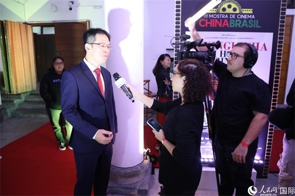 第三屆中國－巴西電影展主辦方巴西康橋博智文化傳媒公司總經(jīng)理陳翔廣在接受媒體采訪時表示，希望通過中巴電影展這個平臺促進(jìn)兩國文化交流，把更多的中國影視作品引進(jìn)巴西。人民網(wǎng)記者 陳一鳴攝