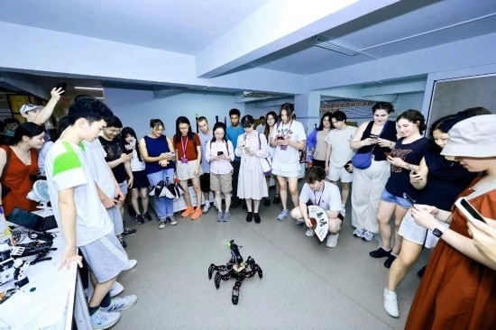 8月25日，中外青年在浙江杭州觀看機器人表演。新華社發(fā)（清華大學(xué)供圖）