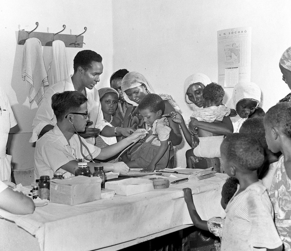 1968年4月，中國(guó)醫(yī)療隊(duì)醫(yī)生在索馬里阿弗戈依鎮(zhèn)巡回醫(yī)療時(shí)為當(dāng)?shù)貎和尾　? width=