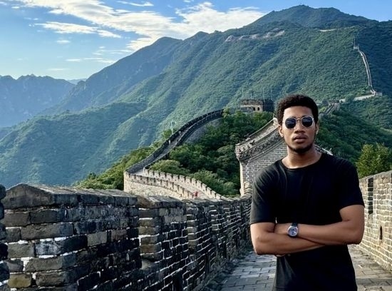 8月28日，尼日利亞青年阿米爾·阿希姆在慕田峪長城留影。新華社發(fā)（清華大學(xué)供圖）