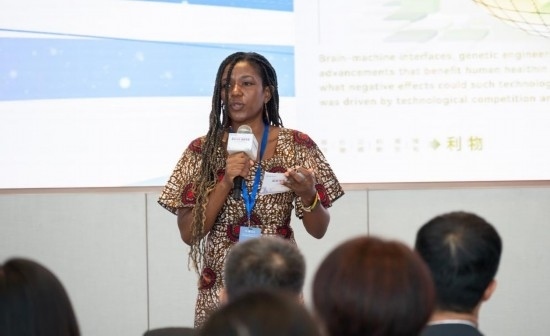 8月29日，在第二屆清華國際青年對話論壇活動上，來自烏干達的媒體人詹尼弗·阿西姆韋分享中國之旅的感悟。新華社發(fā)（畢尚宏攝）