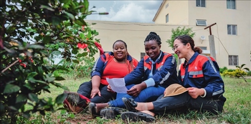 在肯尼亞內(nèi)羅畢，非洲之星鐵路運營公司工電部電子設(shè)備檢修工區(qū)工長陳玲（右）在休息時教學(xué)員唱中文歌曲（2023 年 5 月 23 日攝） 王冠森攝 / 本刊