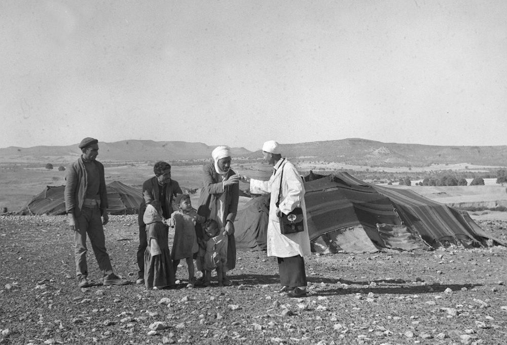 1965年，一名中國(guó)援阿爾及利亞醫(yī)療隊(duì)醫(yī)生（右一）在阿爾及利亞賽伊達(dá)省為牧民診治。