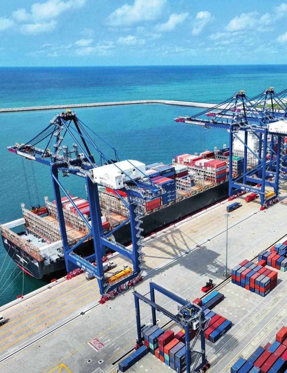 由中國港灣工程有限責(zé)任公司承建的尼日利亞萊基深水港位于中尼合作建設(shè)的拉各斯萊基自貿(mào)區(qū)內(nèi)，是尼日利亞首個現(xiàn)代化深水港和最大港口。圖為一艘貨輪在尼日利亞拉各斯萊基深水港裝卸集裝箱（2024 年 3 月 11 日攝）萊基港公司供圖