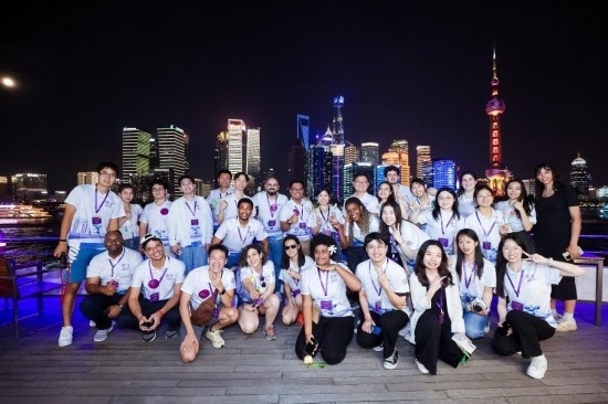 8月21日，中外青年在上海參觀時合影留念。新華社發(fā)（清華大學(xué)供圖）