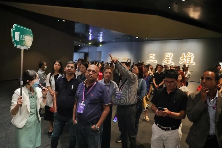 8月31日，亞洲媒體考察團參訪三星堆博物館?！吨袊?jīng)濟周刊》記者肖翊攝