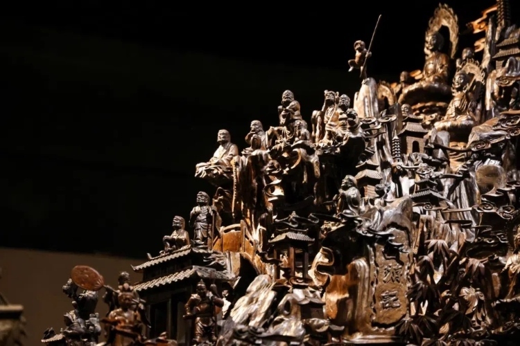 烏木博物館中展出的烏木雕刻藝術(shù)品《西游記》（局部）。本報記者 伊霄攝