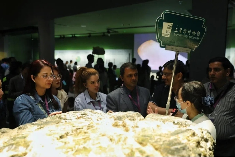 8月31日，亞洲媒體考察團參訪三星堆博物館。左一為馬來西亞《星報》首席商務官莉迪婭·王。《中國經(jīng)濟周刊》記者肖翊攝