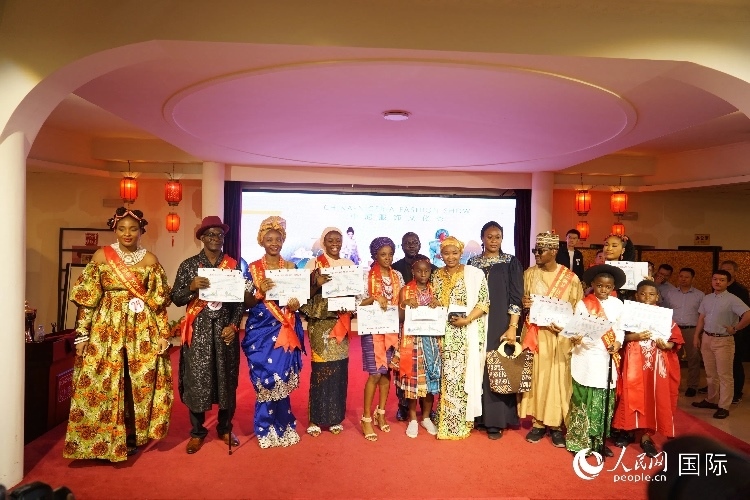 中尼服飾文化秀尼日利亞十佳模特獎(jiǎng)。人民網(wǎng)記者 姜宣攝