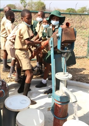 △2021年11月，在津巴布韋南馬塔貝萊蘭省省會(huì)關(guān)達(dá)的塞農(nóng)多小學(xué)，學(xué)生從中國援建水井里打水。