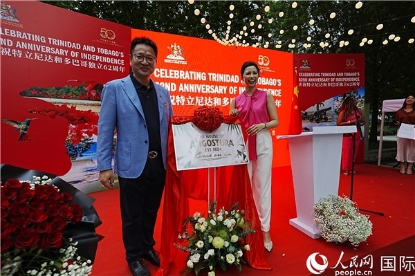 當(dāng)天的慶祝儀式上，還舉行了特多著名酒品牌安高天娜回歸中國(guó)市場(chǎng)的揭幕儀式。人民網(wǎng)記者 趙益普攝