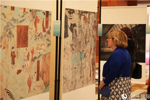 來(lái)賓在參觀敦煌高清攝影和壁畫(huà)高保真復(fù)制品。 人民網(wǎng)記者 李志偉攝